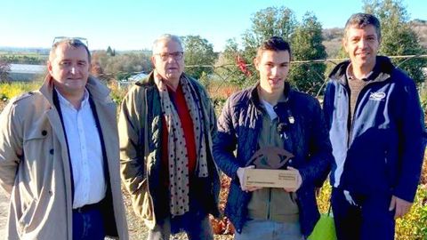De gauche à droite : Christophe Caradu, directeur de la MFR de Mareuil-sur-Lay-Dissais, Marc Barbaud, ancien responsable du parc du palais de l’Élysée, Loris Caillaud, le champion de « reco » des végétaux, et Damien Ripaud, responsable des pépinières portant son nom, lors d’une réception de la presse pour récompenser le lauréat 2021. ©Skill Valley